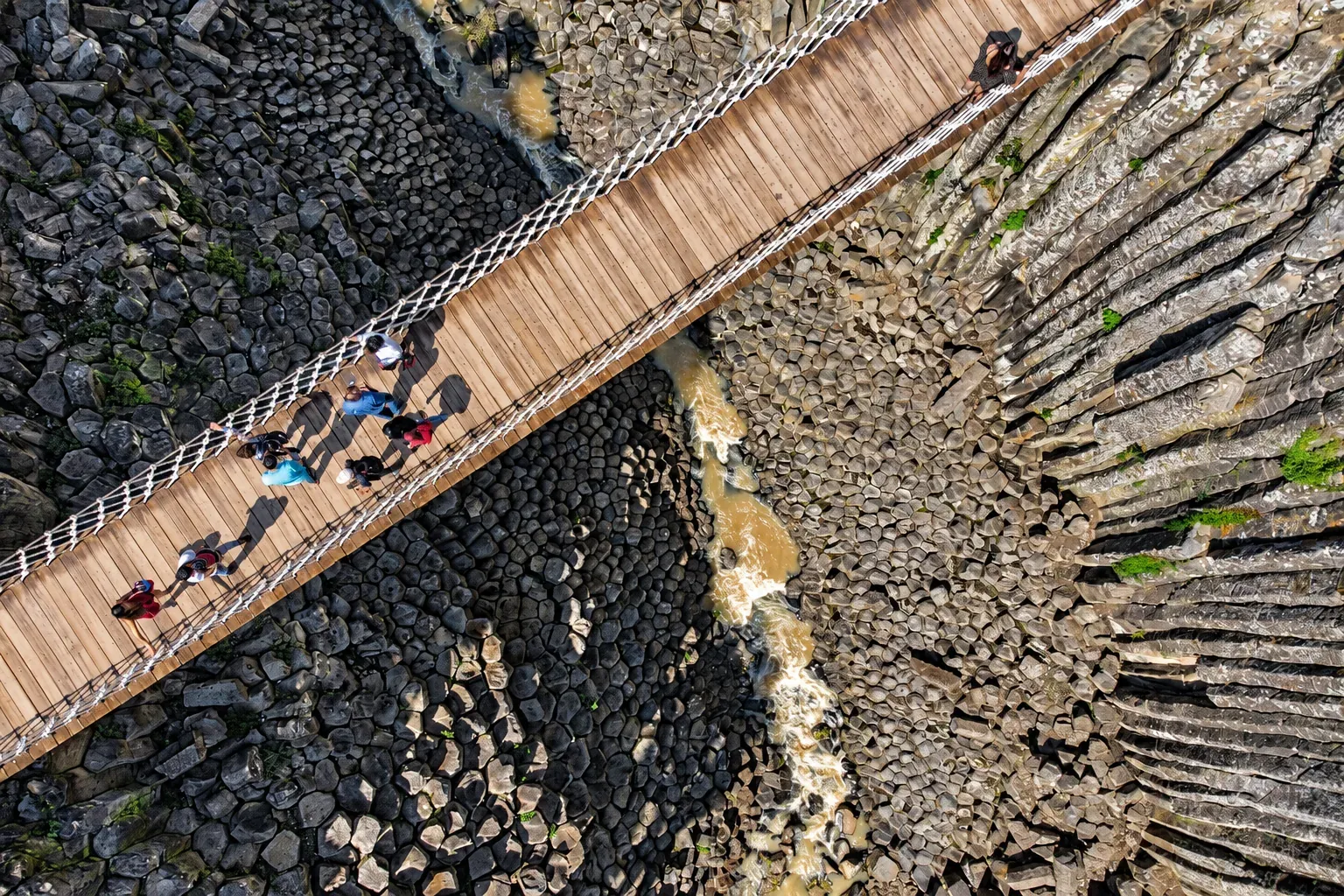 Puente sobre el paisaje de formaciones basálticas en Huasca de Ocampo